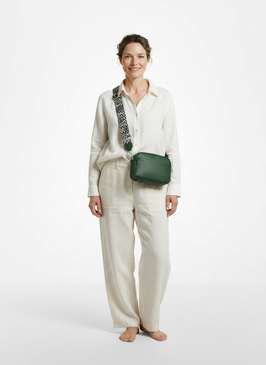 Full body view of the model wearing Sac à bandoulière en cuir femme