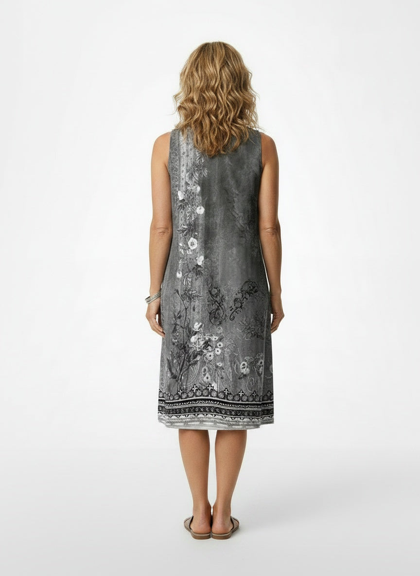 Back pose of the model wearing Robe mini légère sans manches femme