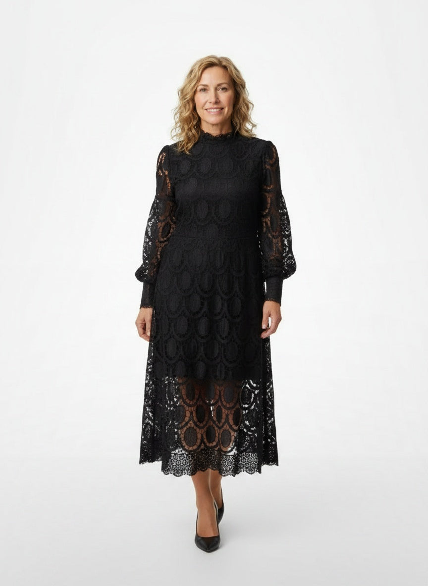 Full body view of the model wearing Robe midi en dentelle femme