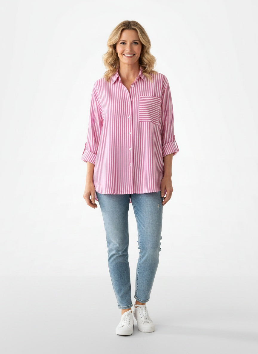 Full body view of the model wearing Blouse d'été rayée à manches longues femme