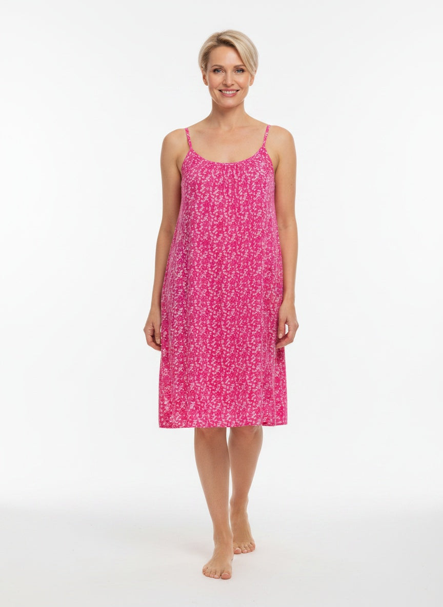 Full body view of the model wearing Robe midi décontractée imprimée femme