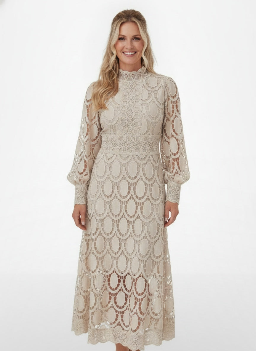 Full body view of the model wearing Robe midi en dentelle femme