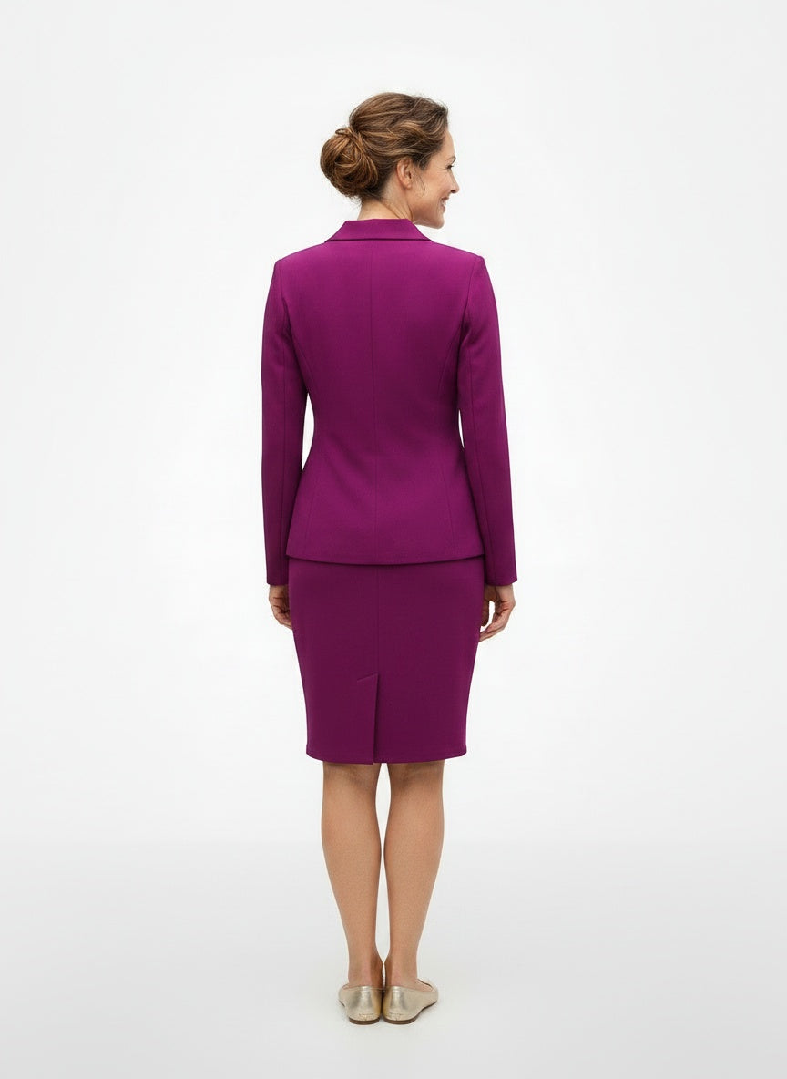 Back pose of the model wearing Robe longueur genou à manches longues et coupe ajustée femme