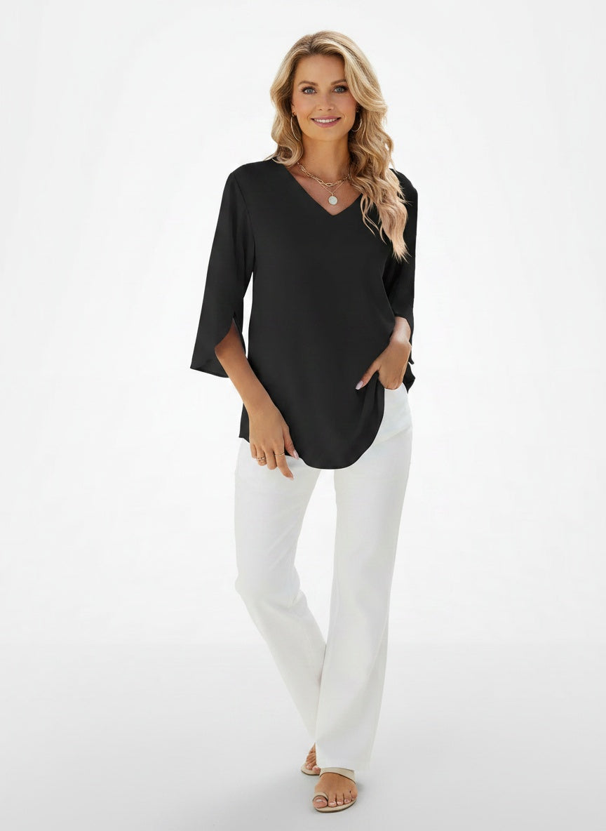 Full body view of the model wearing Blouse d'été à col en V et manches trois-quarts femme