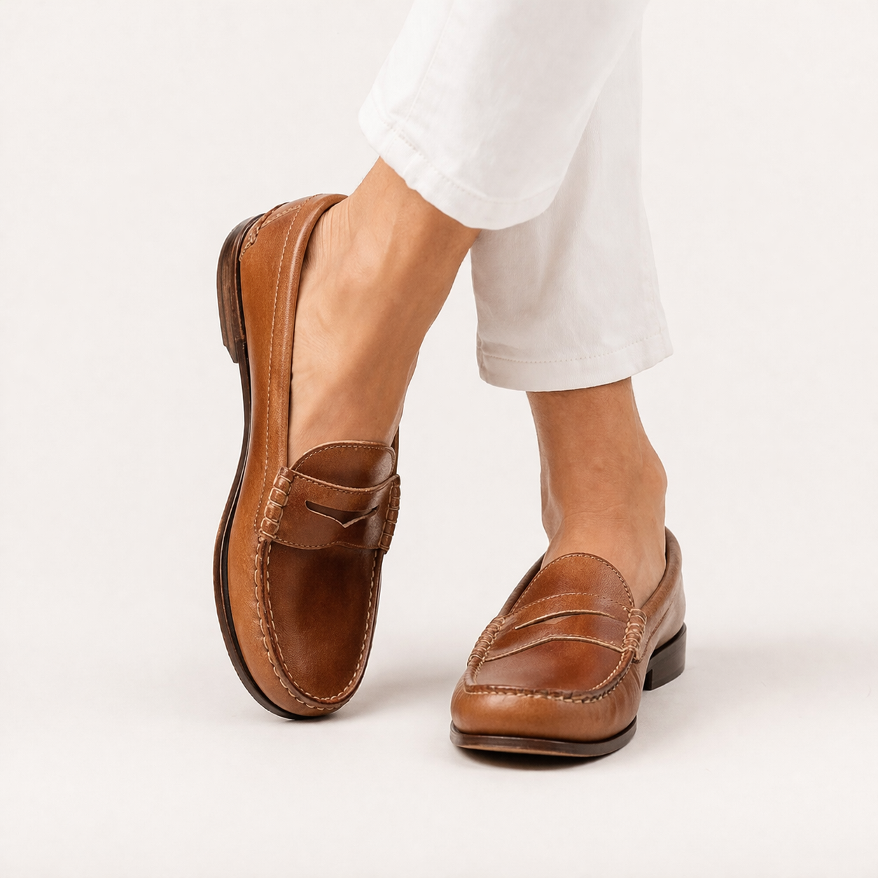 Mocassins femme à bout rond avec bride et surpiqûres apparentes 1