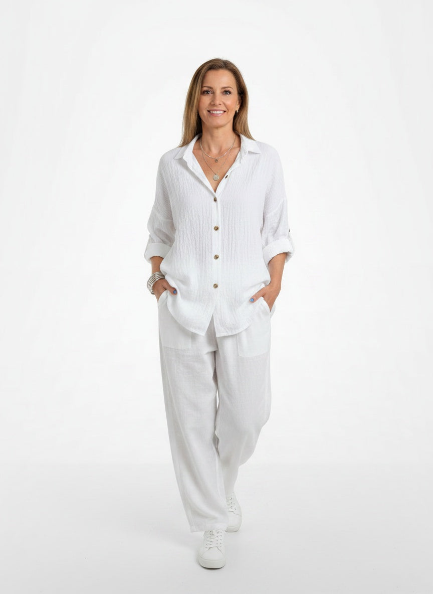 Full body view of the model wearing Blouse boutonnée femme