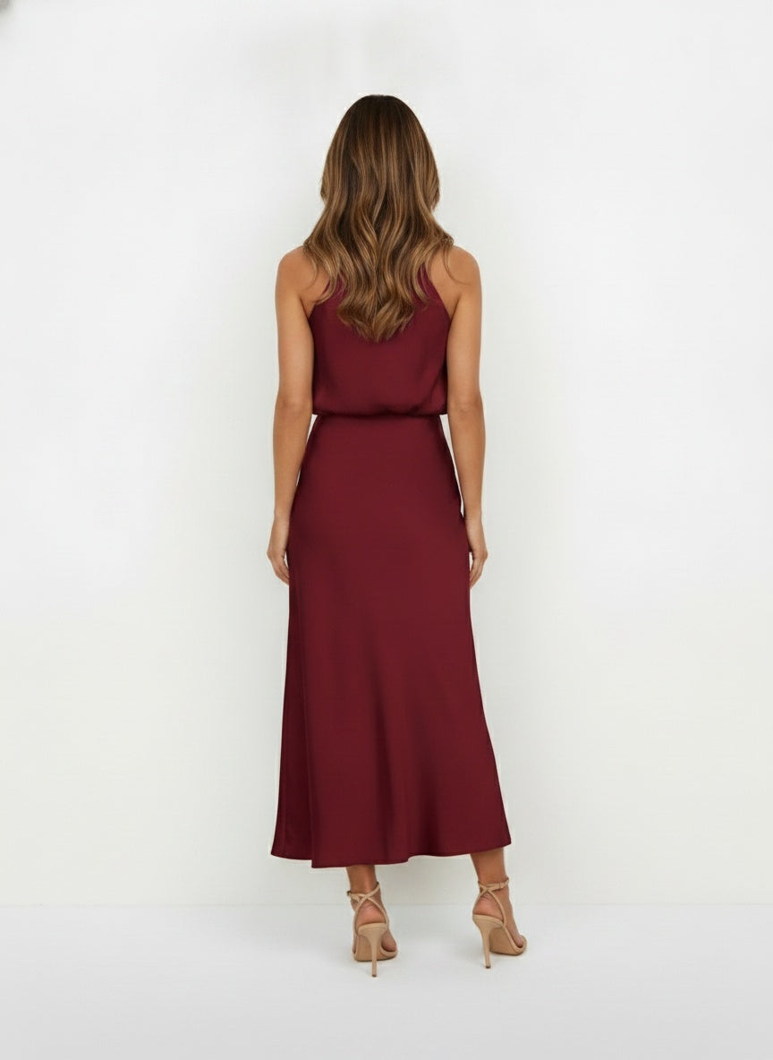 Back pose of the model wearing Robe de soirée maxi à col halter femme