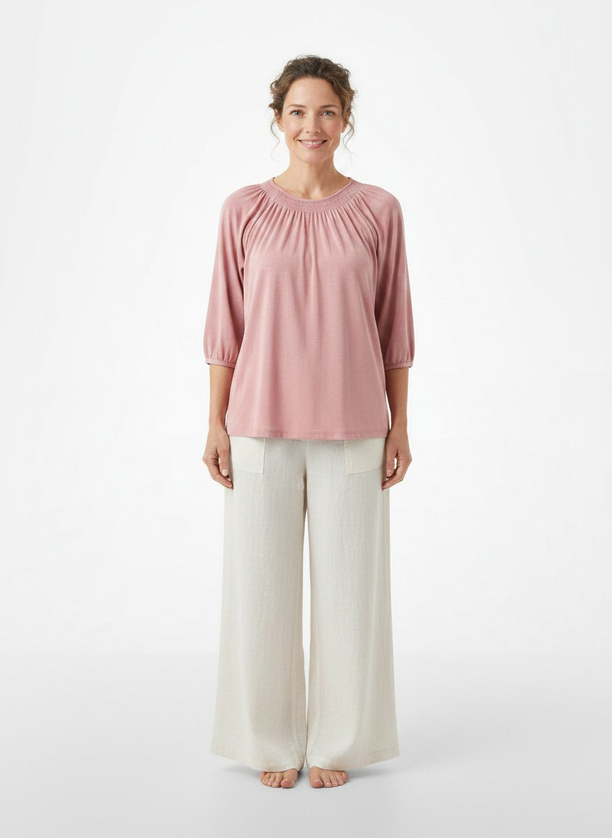 Full body view of the model wearing T-shirt à col rond femme