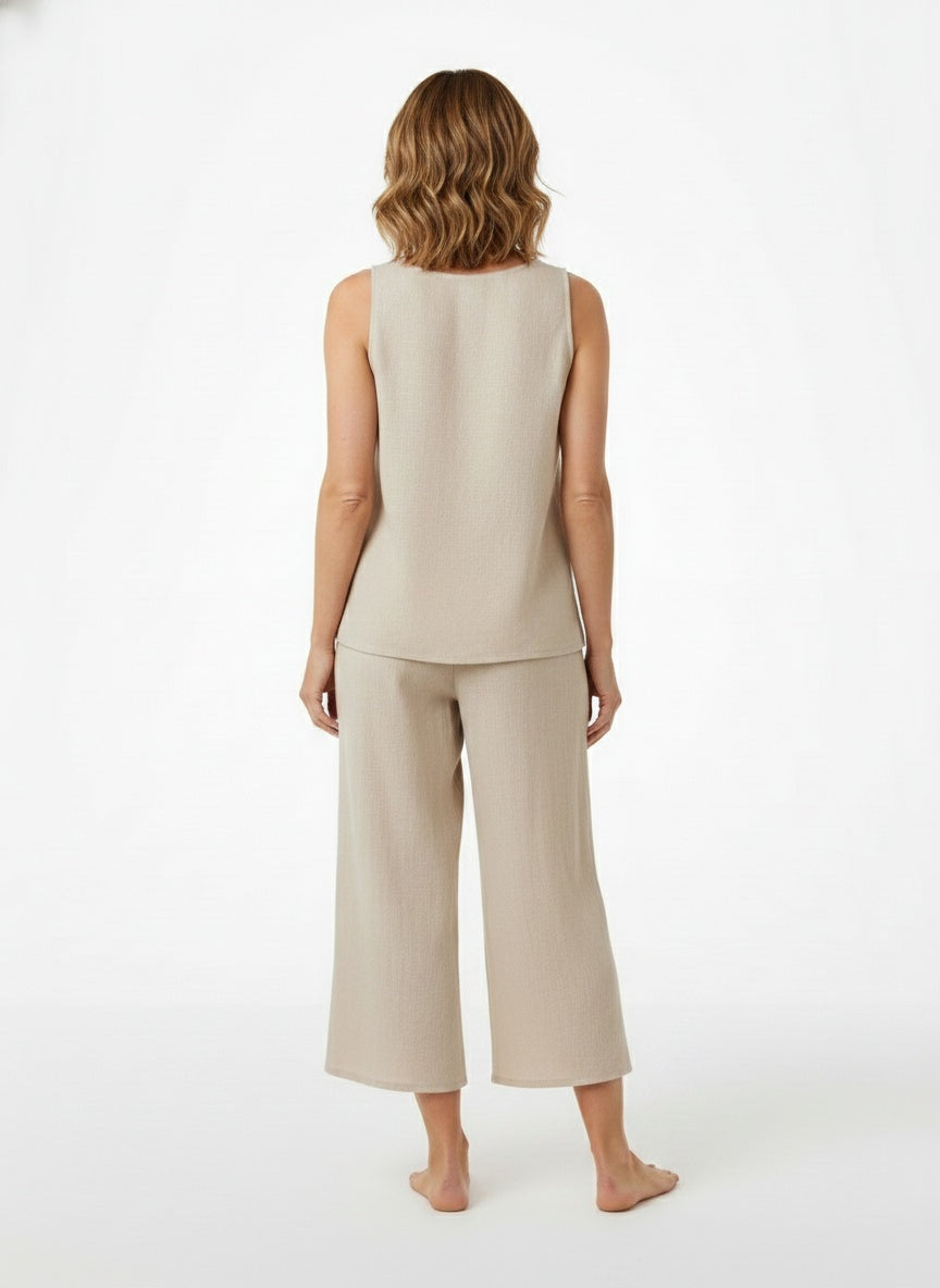 Back pose of the model wearing Ensemble d'été deux pièces avec top et pantalon décontracté femme