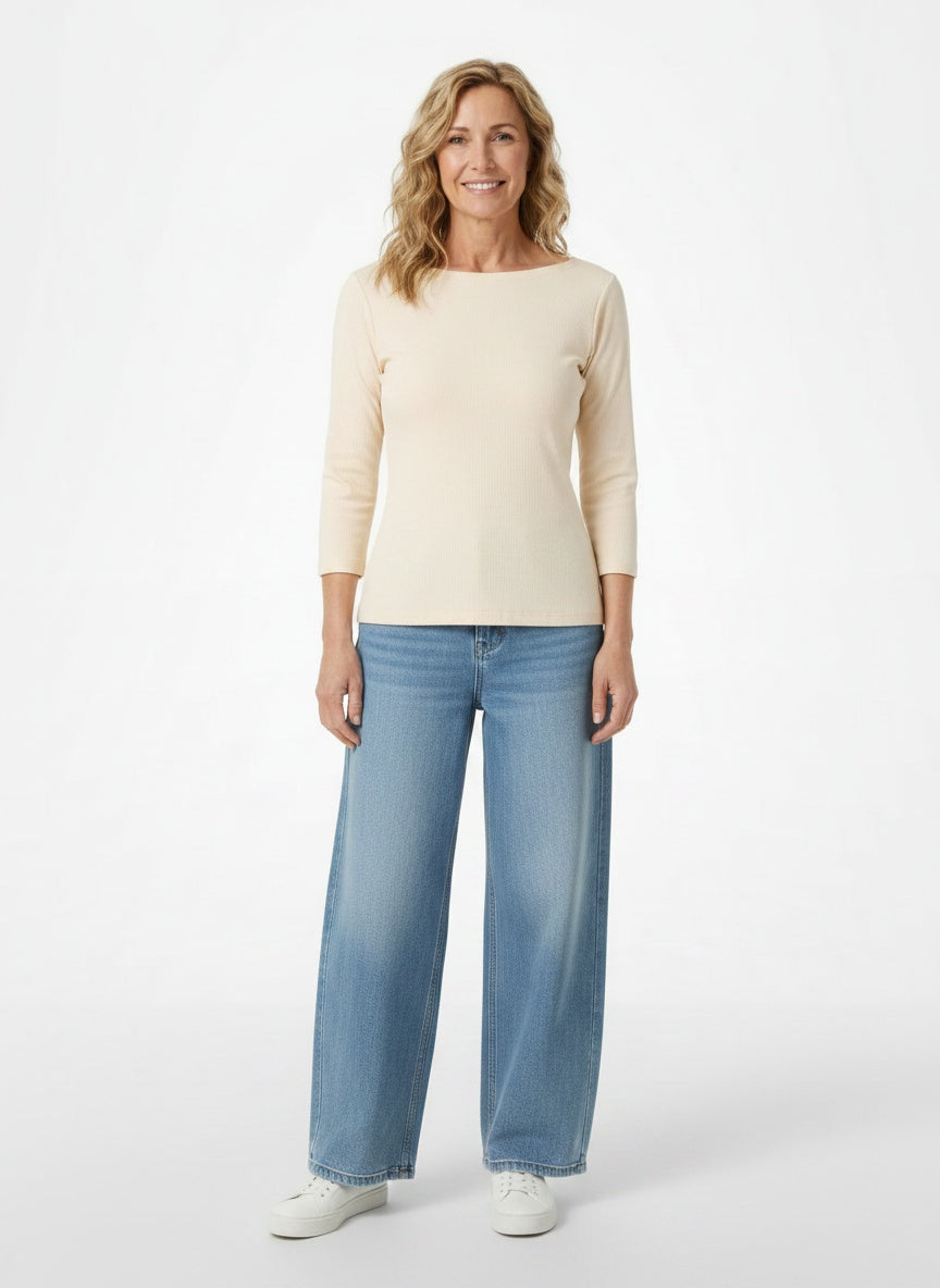 Full body view of the model wearing T-shirt à col rond et manches trois-quarts femme