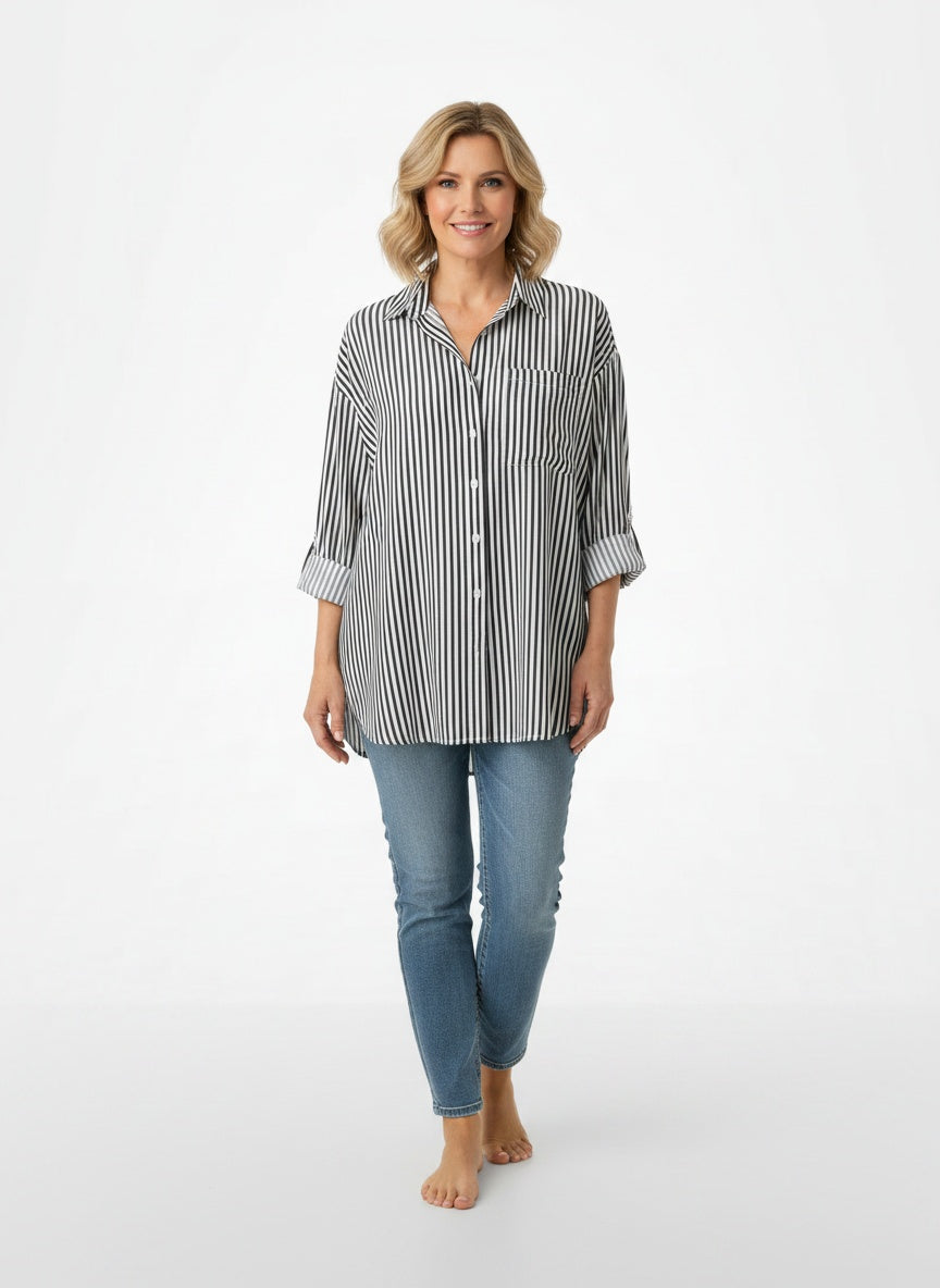 Full body view of the model wearing Blouse d'été rayée à manches longues femme