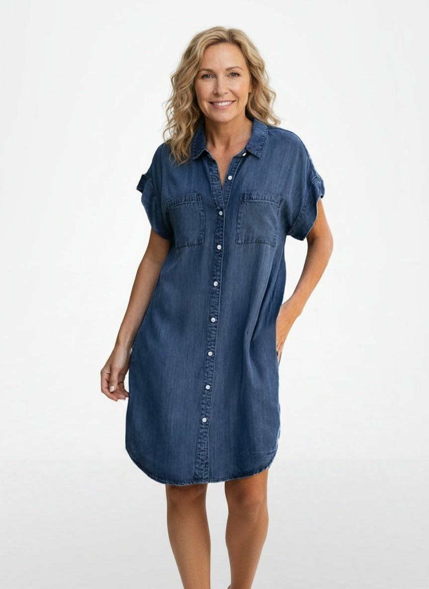 Full body view of the model wearing Robe chemise midi femme