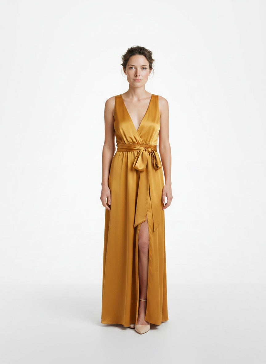 Full body view of the model wearing Robe maxi légère avec fente et taille cintrée femme