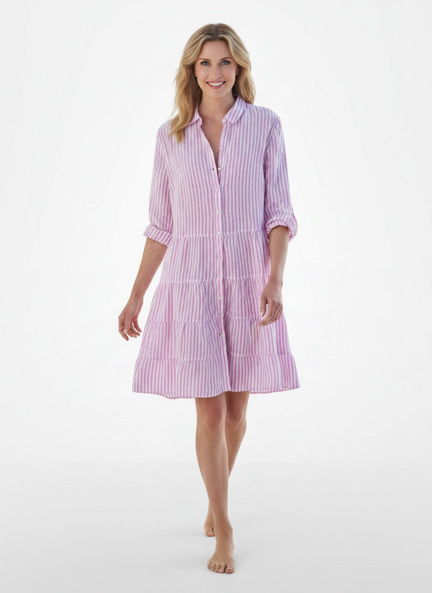 Full body view of the model wearing Robe d'été midi rayée à manches trois-quarts femme