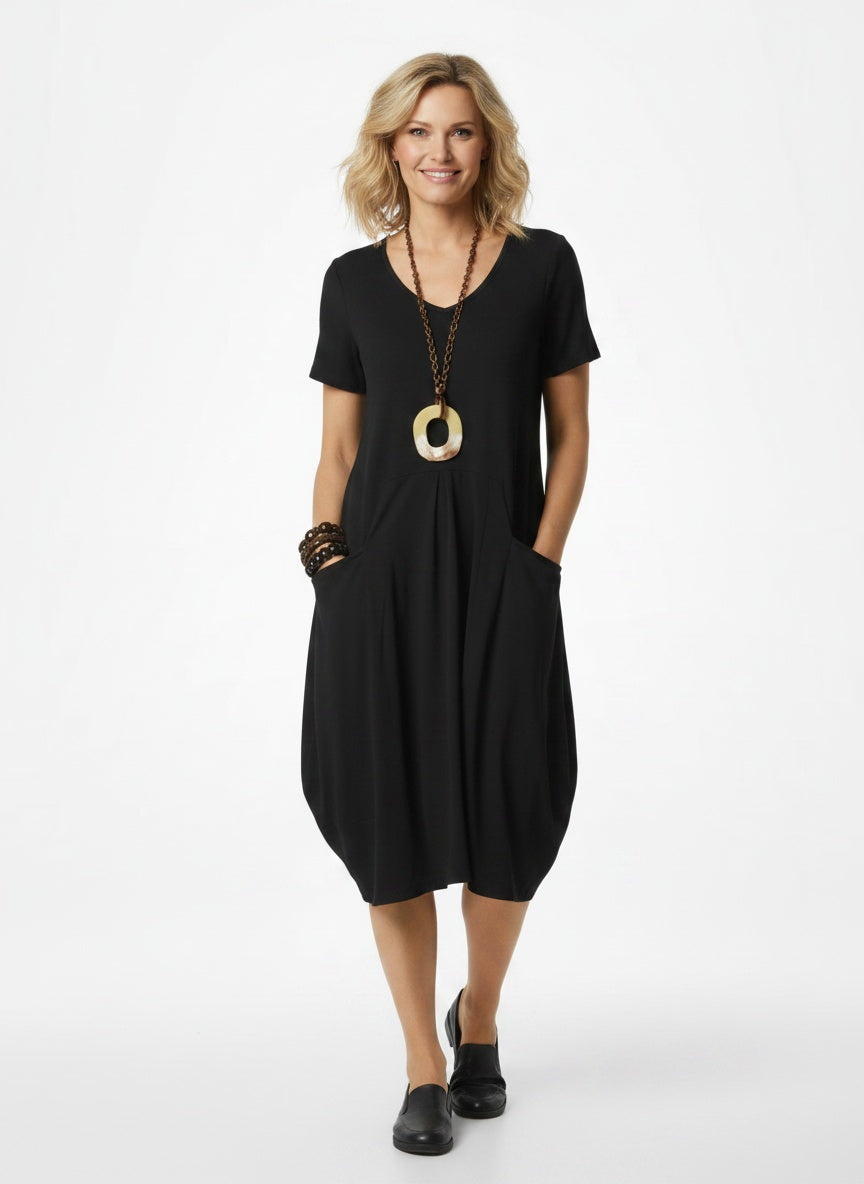 Full body view of the model wearing Robe d'été midi légère à coupe ample et col rond femme