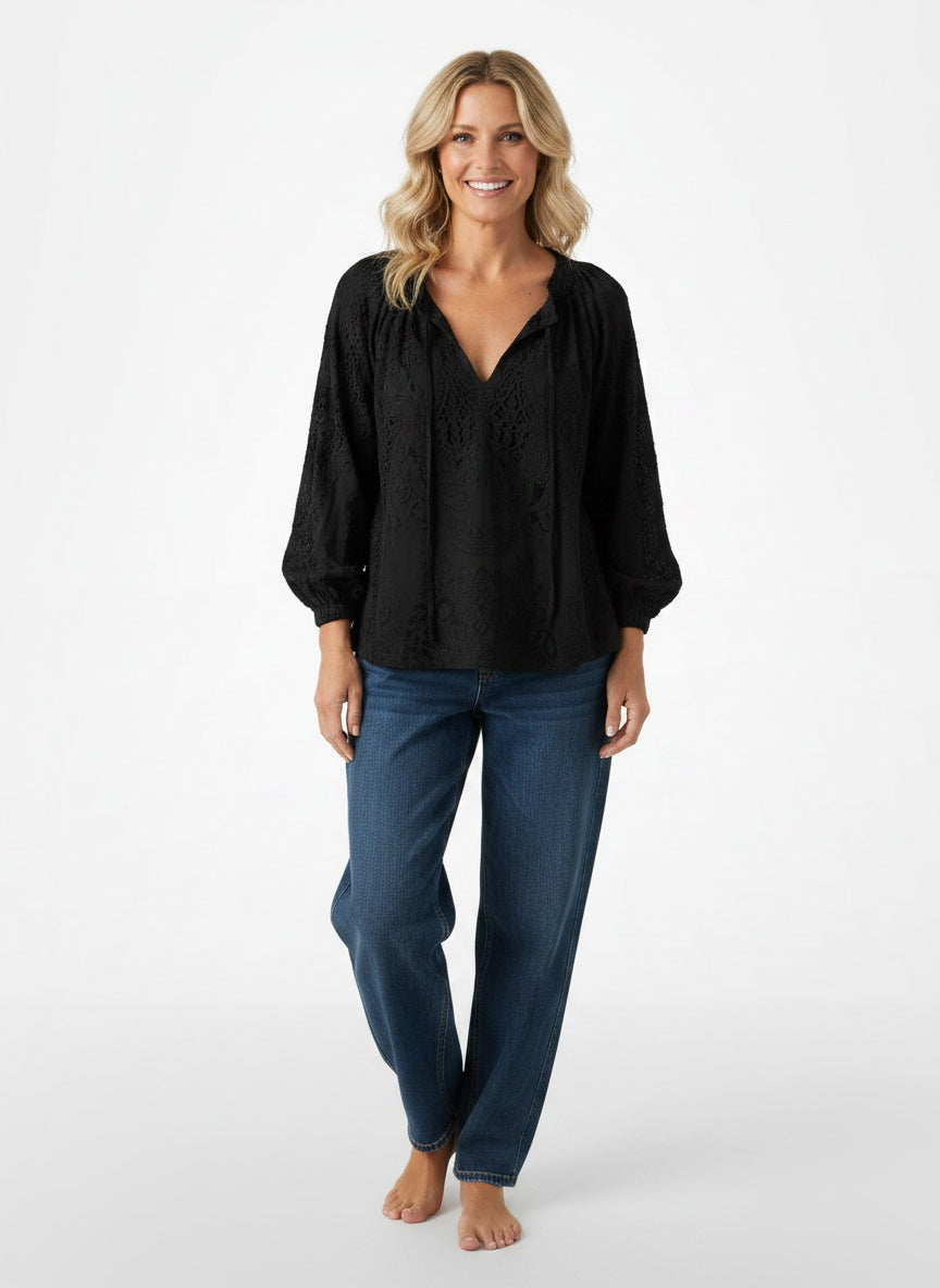 Full body view of the model wearing Blouse bohème à col fendu et style vintage femme