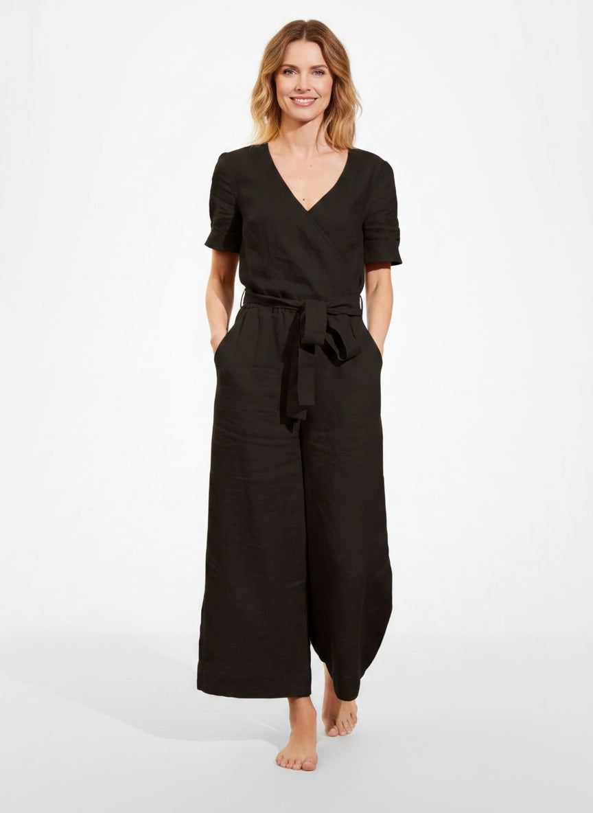 Full body view of the model wearing Combinaison avec ceinture et manches courtes femme