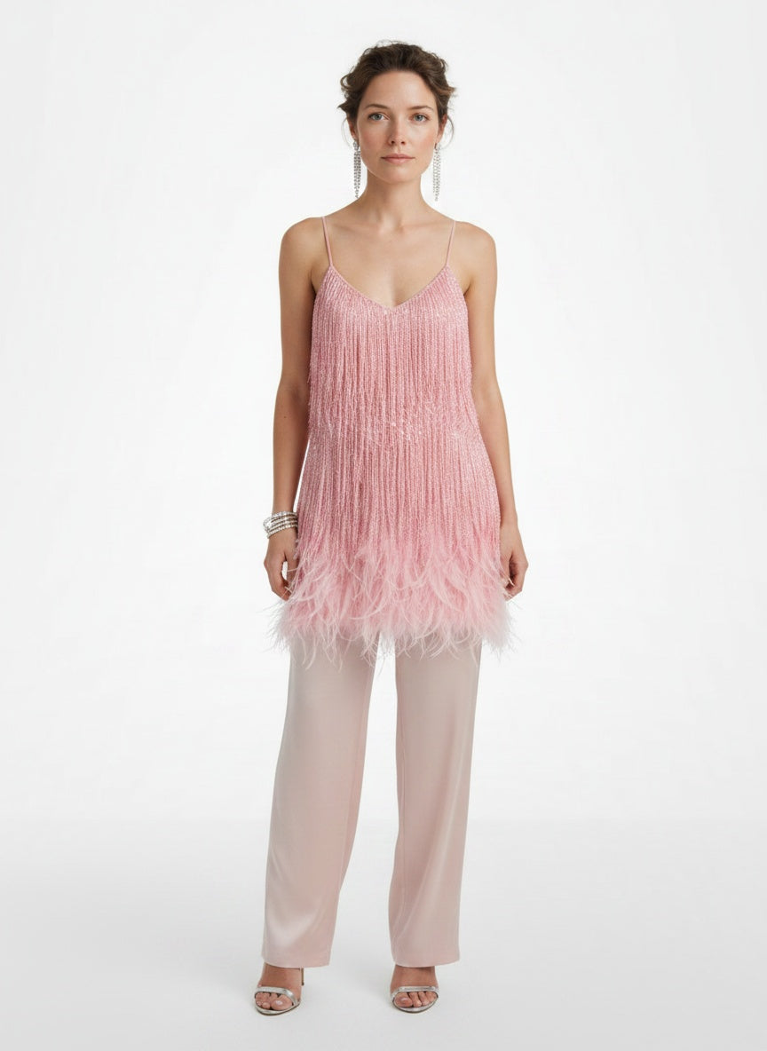 Full body view of the model wearing Robe mini à fines bretelles avec franges et ourlet à plumes femme