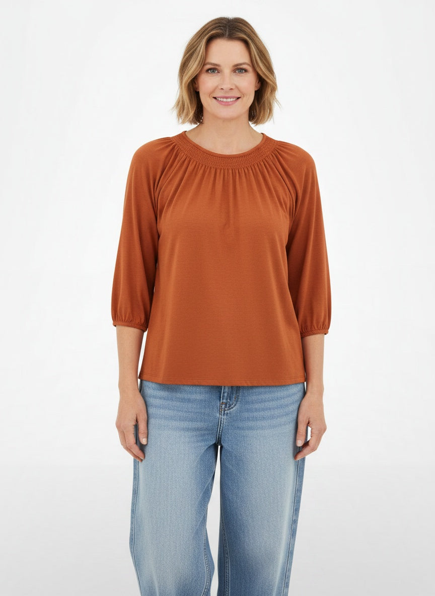 Full body view of the model wearing T-shirt à col rond femme