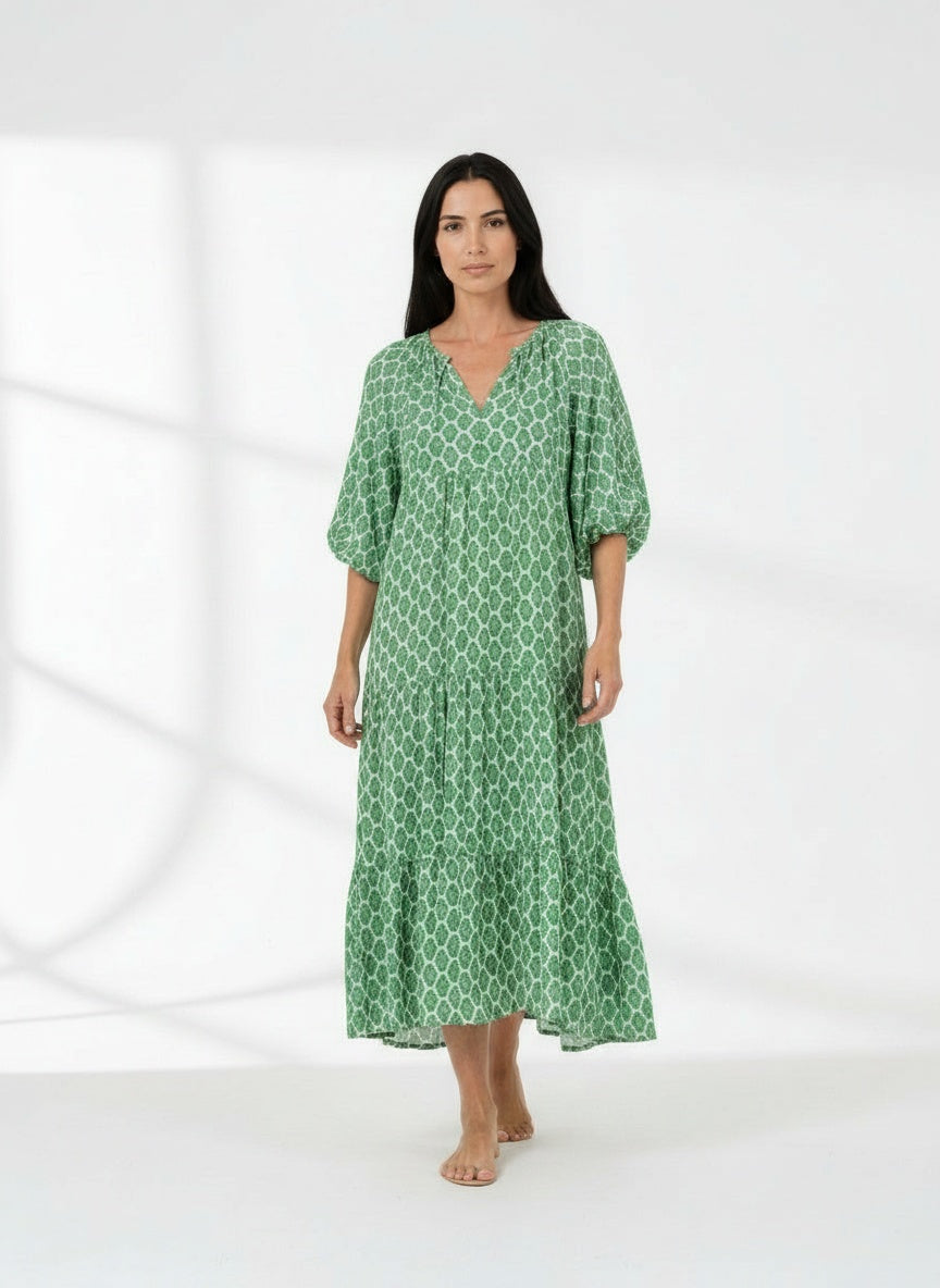 Full body view of the model wearing Robe maxi à jupe ample femme