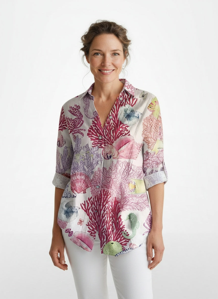Full body view of the model wearing Blouse élégante boutonnée à manches longues femme