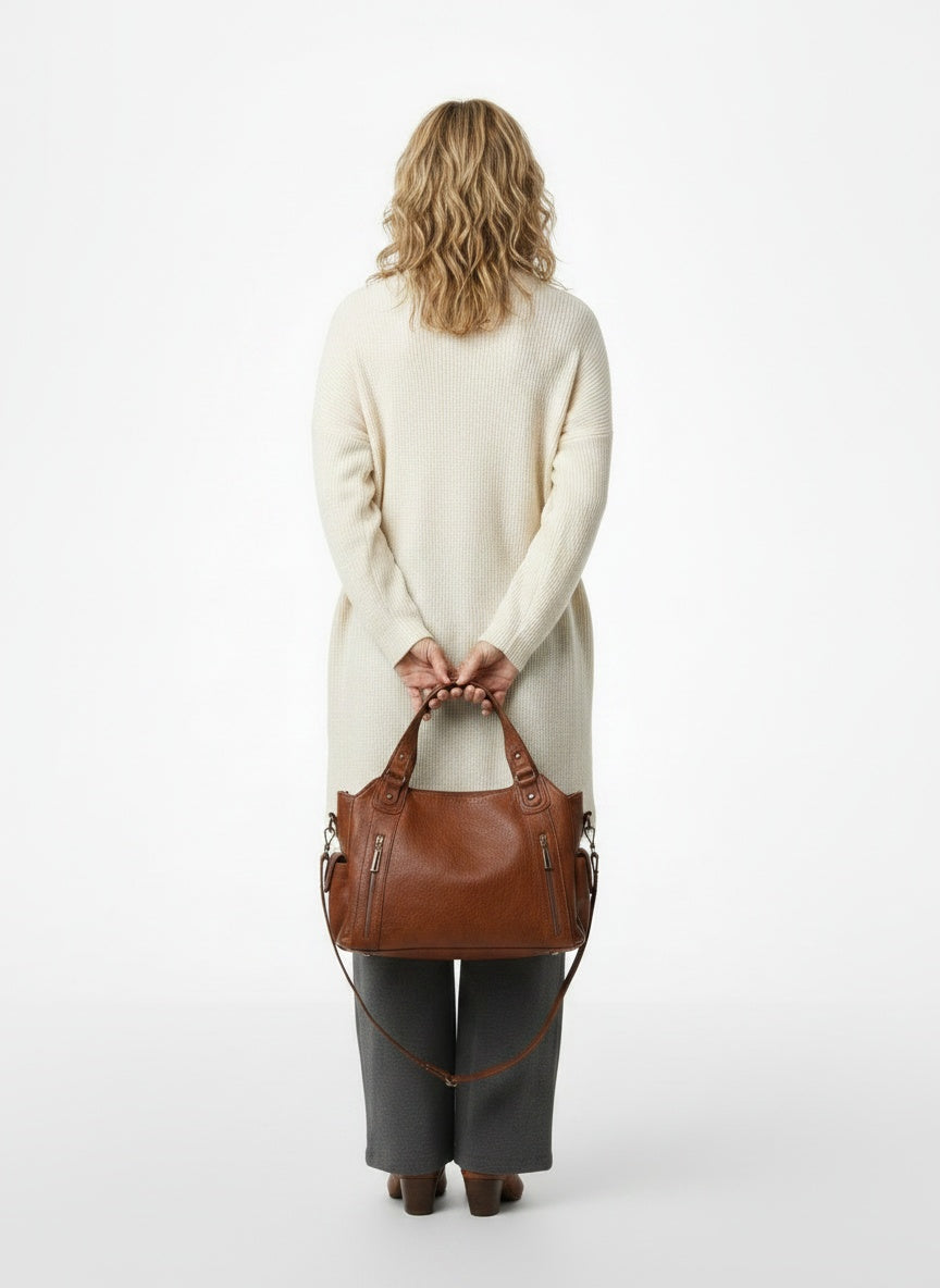 Back pose of the model wearing Sac à bandoulière élégant femme