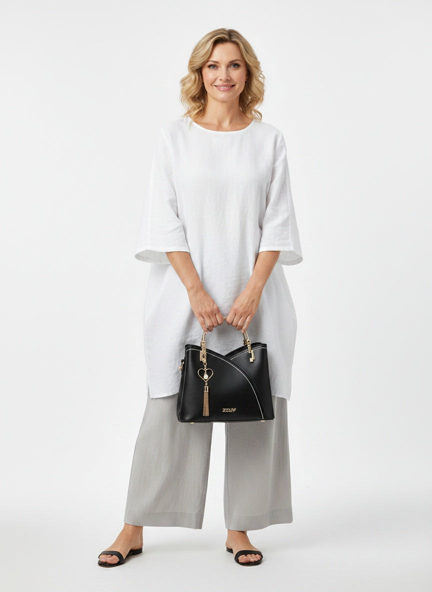 Full body view of the model wearing Sac à main et sac à bandoulière femme