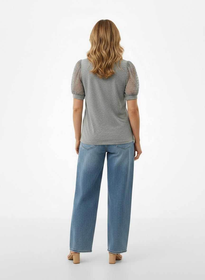 Back pose of the model wearing T-shirt léger femme