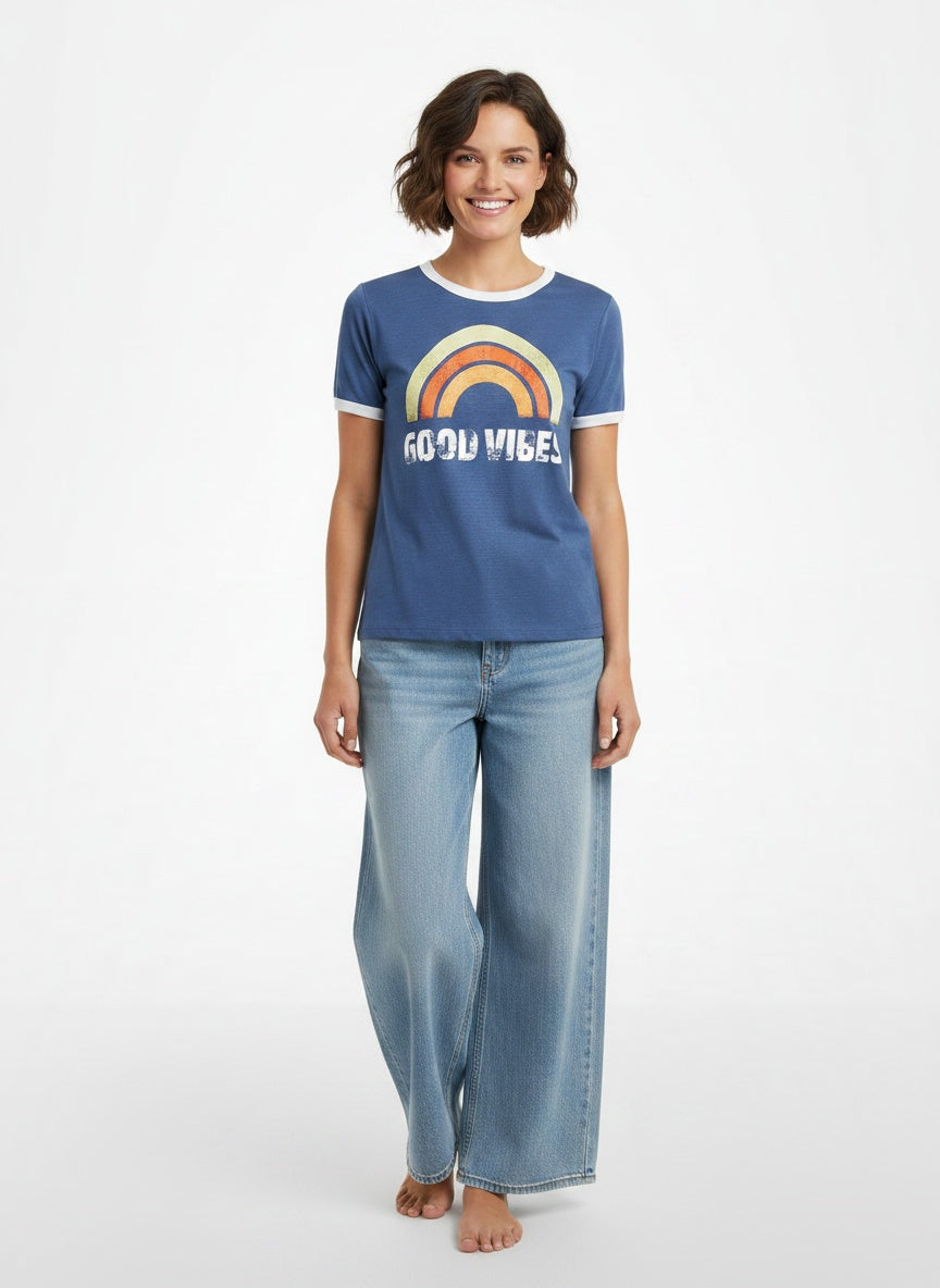 Full body view of the model wearing T-shirt Good Vibes femme
