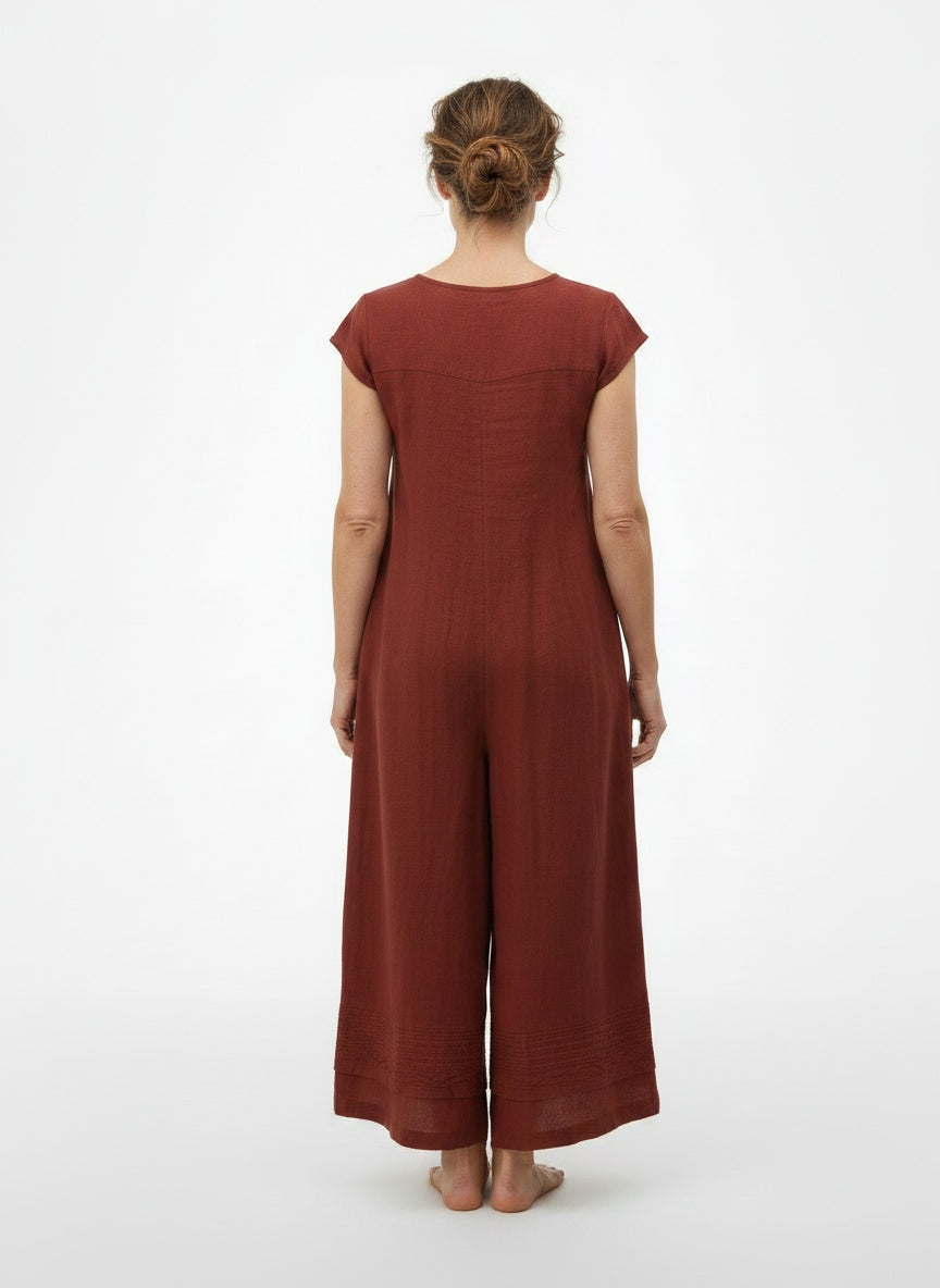 Back pose of the model wearing Combinaison ample femme