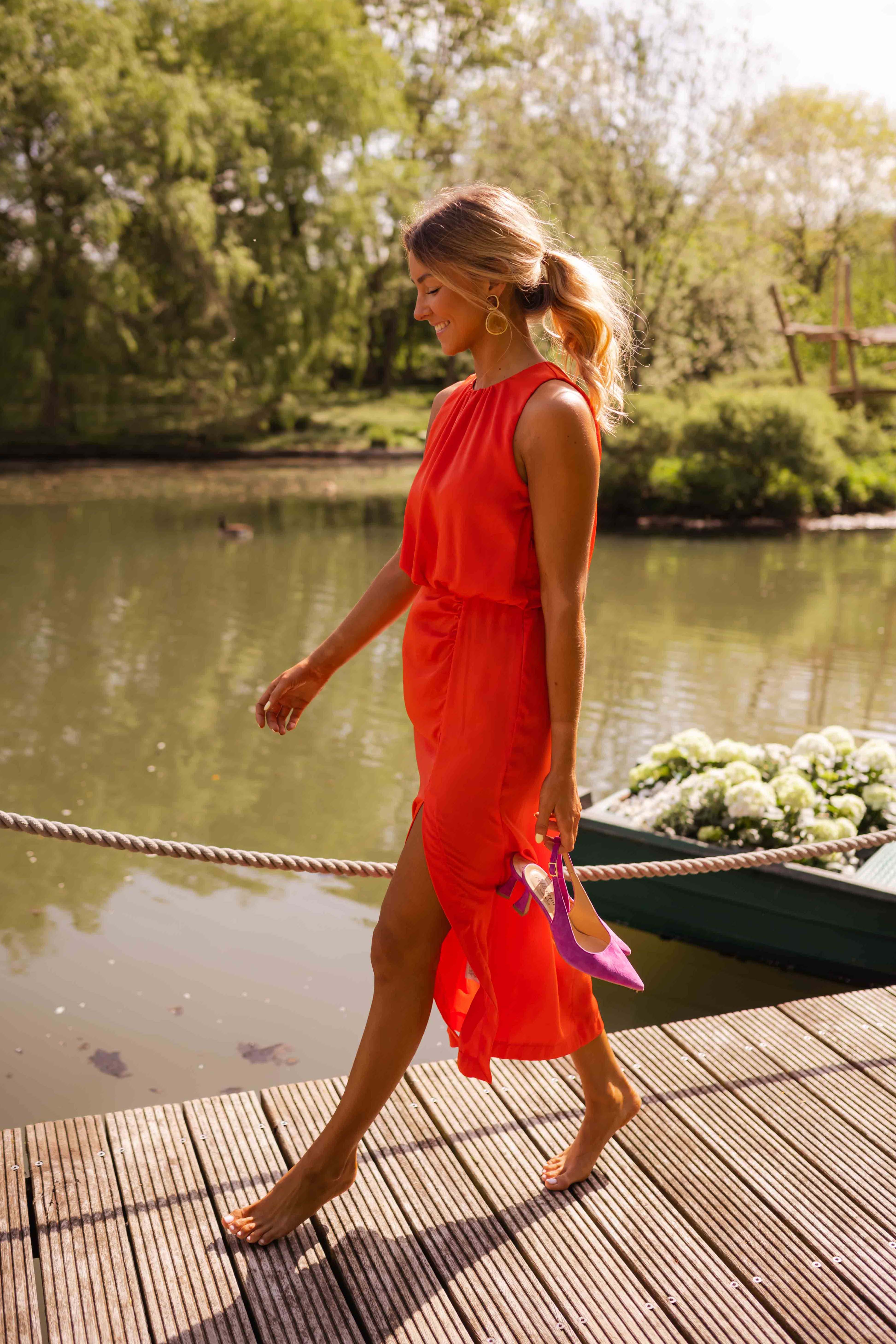 Robe midi femme sans manches à encolure haute et fente latérale