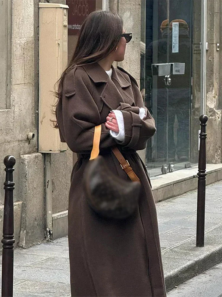 Trench long femme à ceinture et double boutonnage avec col à revers pour l'automne et l'hiver 1