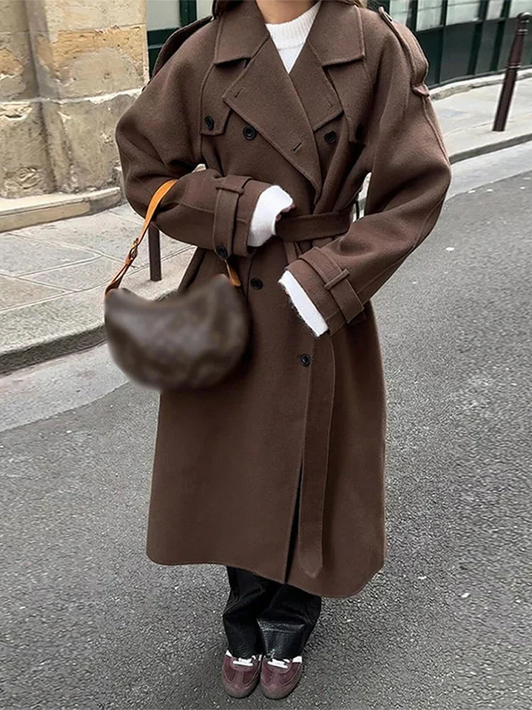 Trench long femme à ceinture et double boutonnage avec col à revers pour l'automne et l'hiver 2