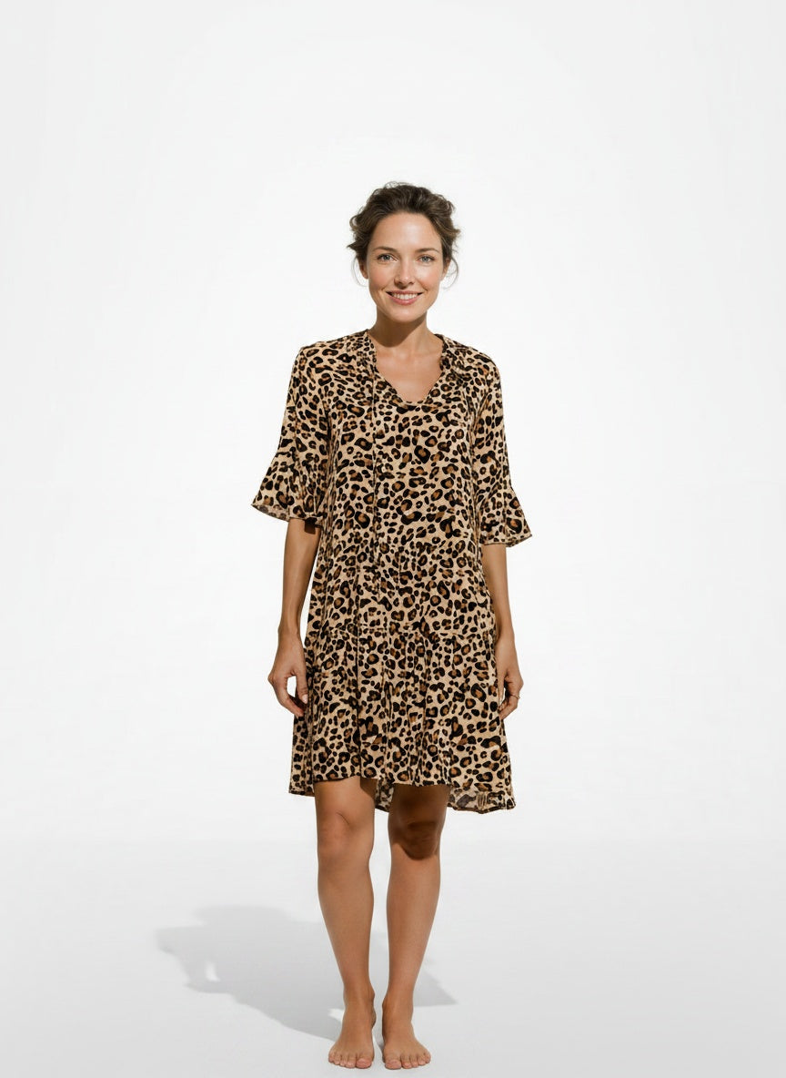Full body view of the model wearing Robe d'été midi à taille basse femme