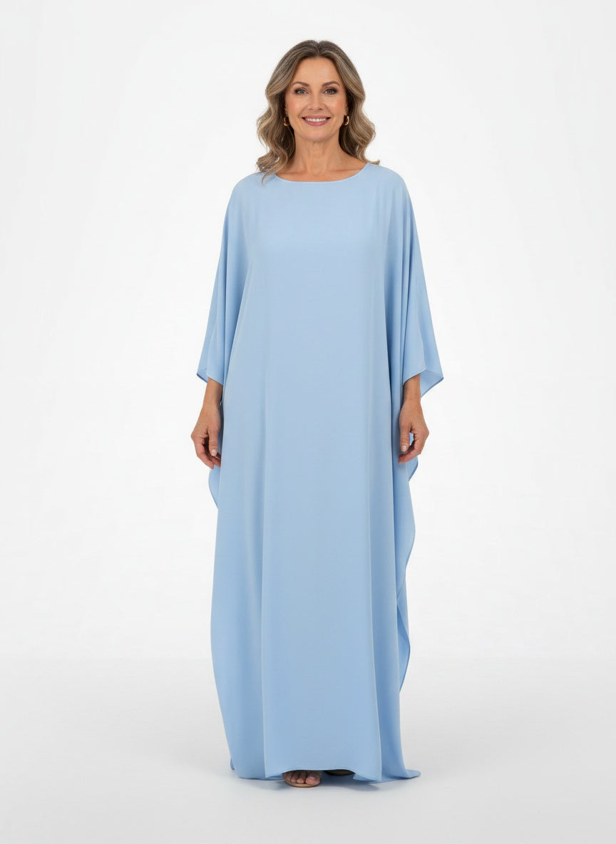 Full body view of the model wearing Robe maxi avec cape femme