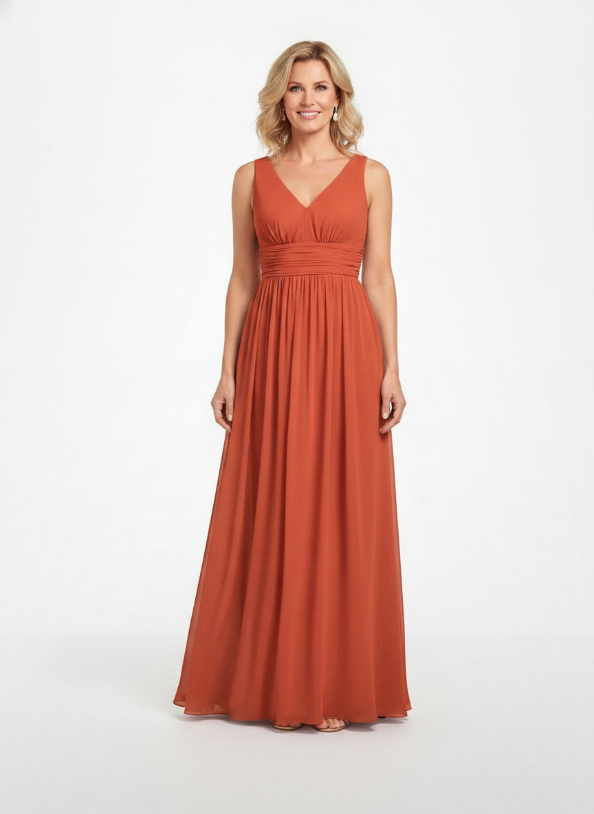 Full body view of the model wearing Robe maxi sans manches à col en V femme