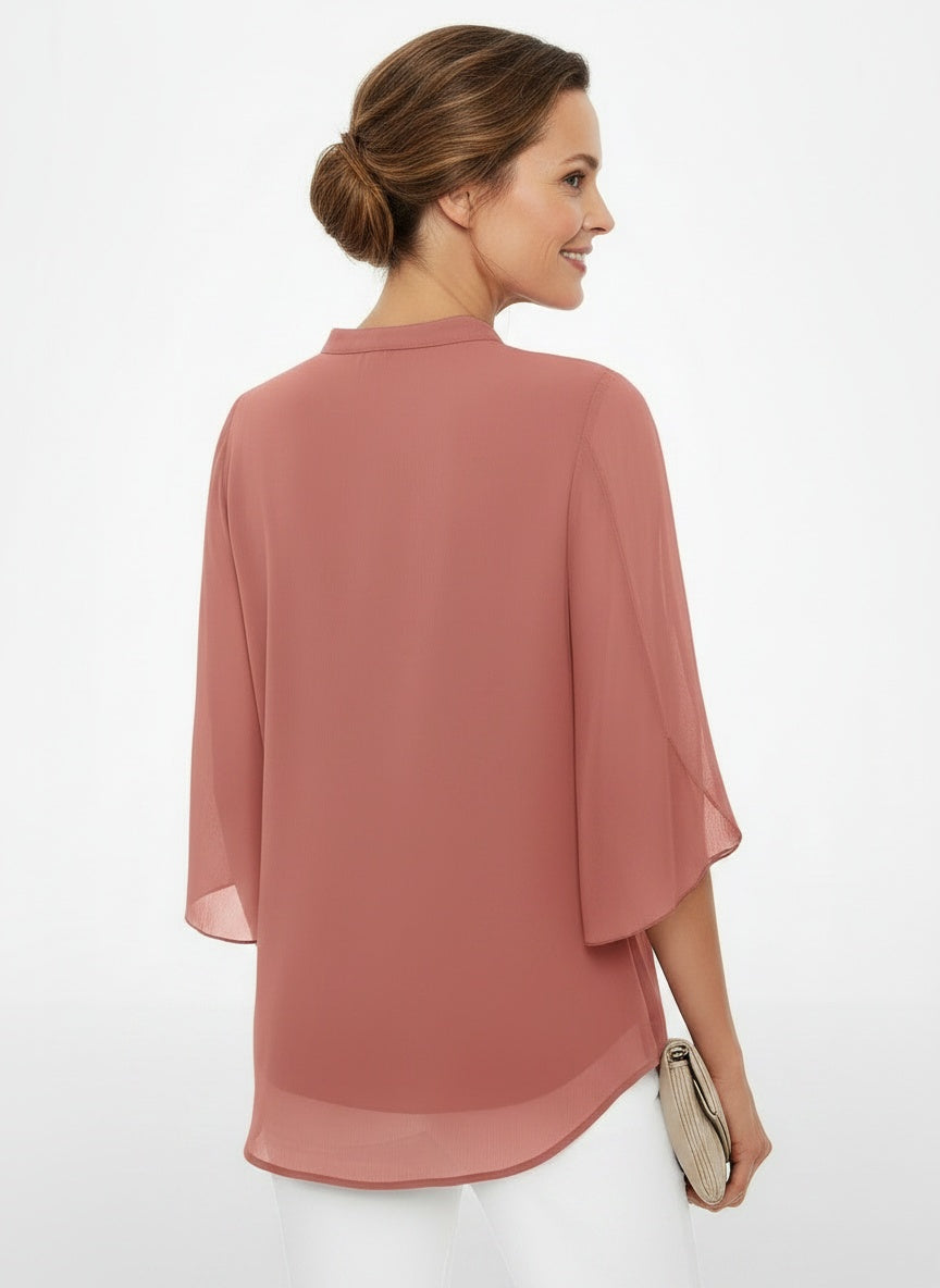 Back pose of the model wearing Blouse élégante à coupe confortable femme