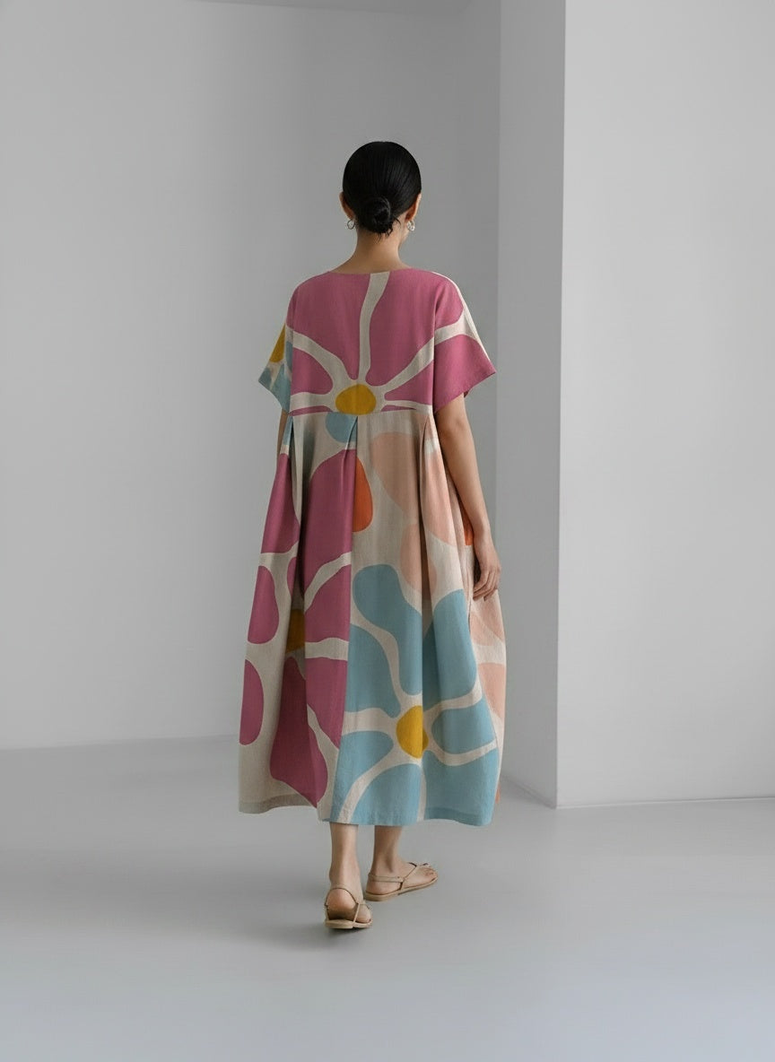 Back pose of the model wearing Robe midi imprimée à coupe ample femme