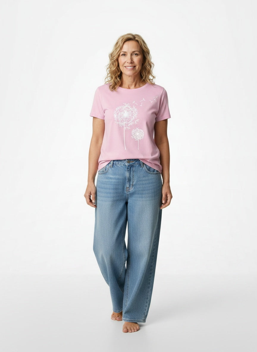 Full body view of the model wearing T-shirt d'été à col rond et manches courtes femme