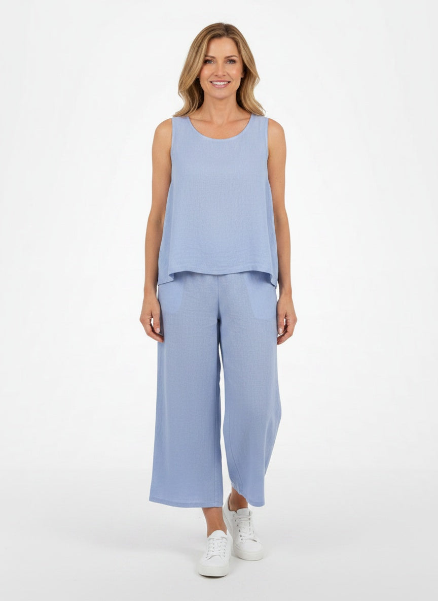Full body view of the model wearing Ensemble d'été deux pièces avec top et pantalon décontracté femme