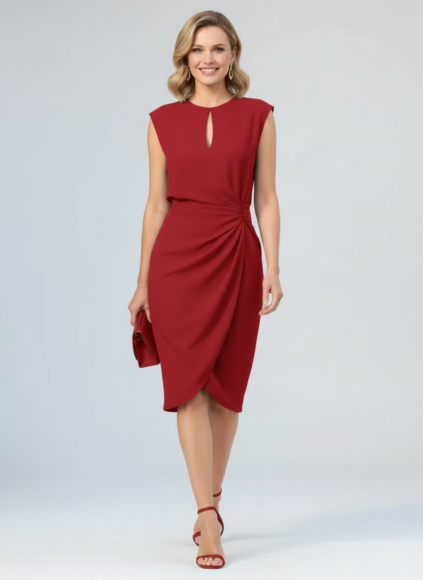 Full body view of the model wearing Robe cocktail midi à col goutte d’eau et taille plissée femme