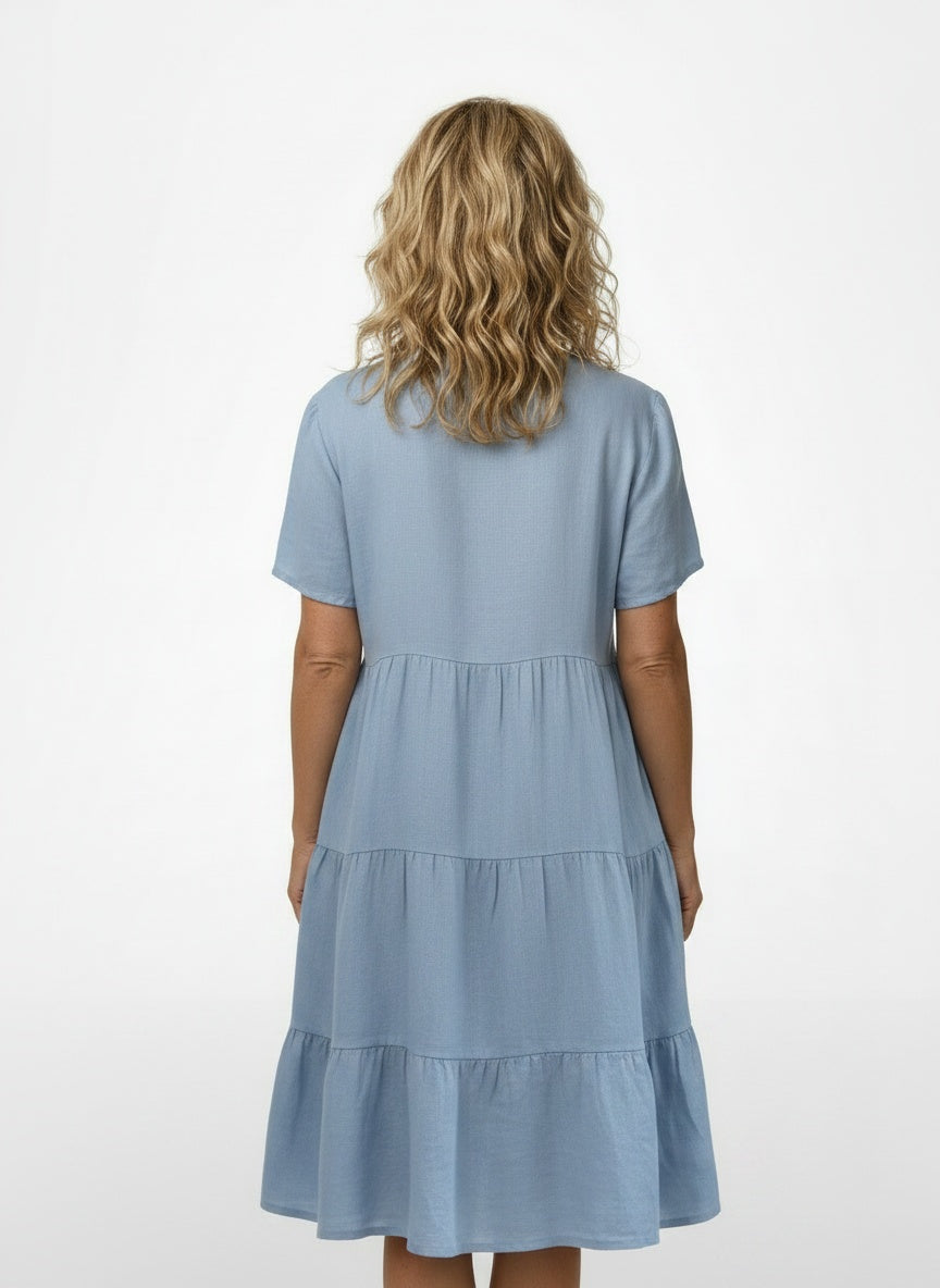 Back pose of the model wearing Robe midi à jupe évasée et col en V femme