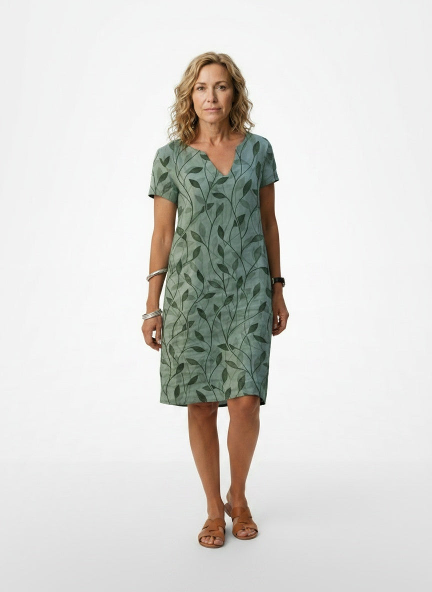 Full body view of the model wearing Robe midi à col en V et imprimé femme