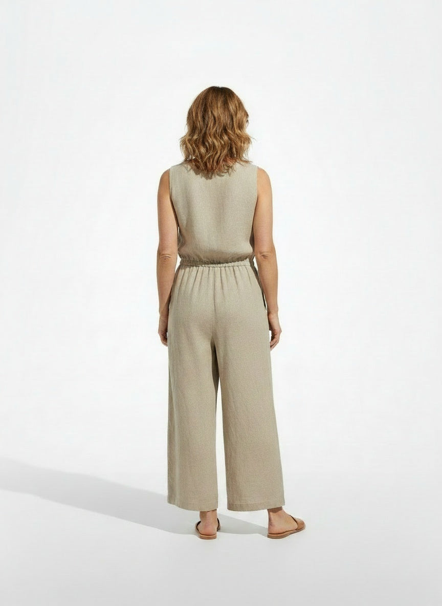 Back pose of the model wearing Combinaison sans manches à jambes larges femme