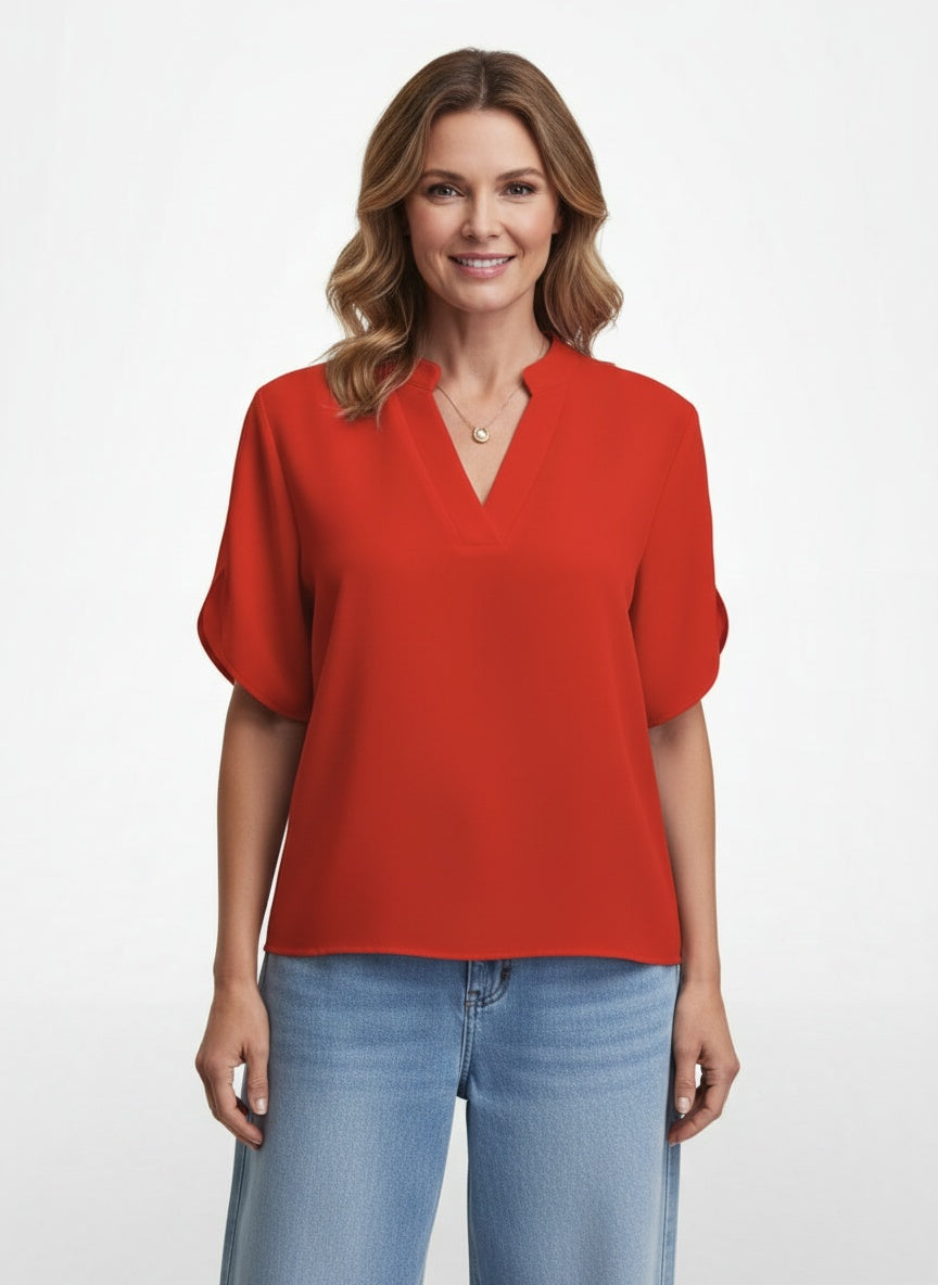 Full body view of the model wearing Blouse à manches courtes femme