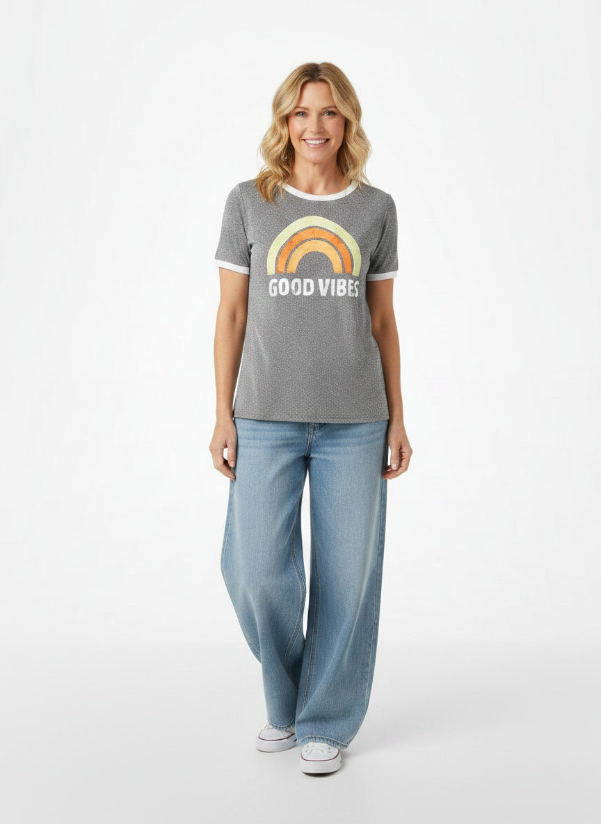 Full body view of the model wearing T-shirt Good Vibes femme