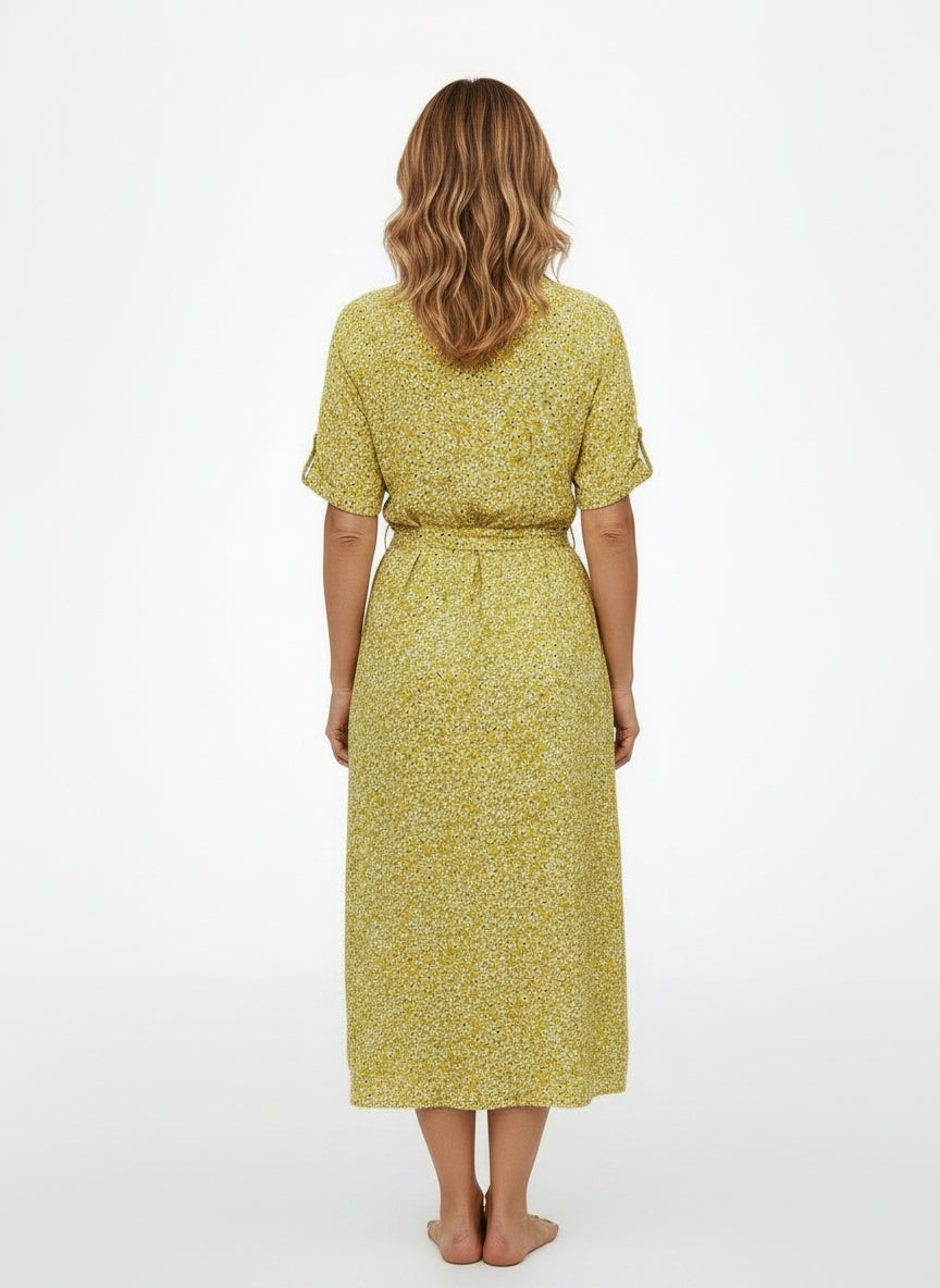 Back pose of the model wearing Robe midi avec ceinture et imprimé floral femme