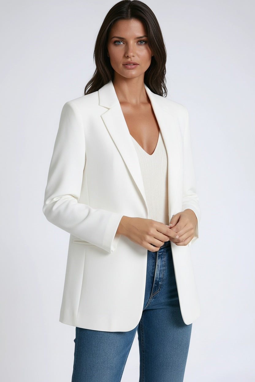 Blazer femme long et cintré avec col à revers marqué, coupe structurée pour le bureau et la soirée 2