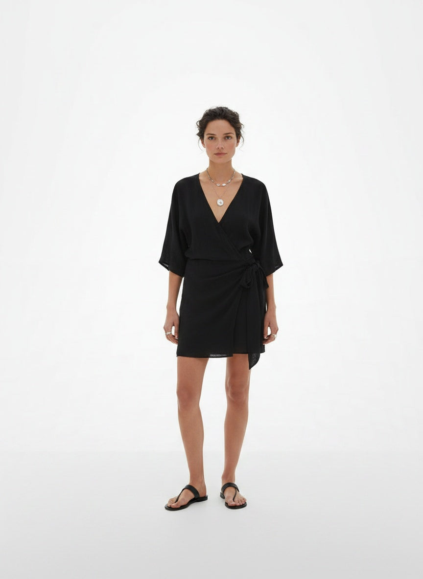 Full body view of the model wearing Robe portefeuille mini en lin à ourlet asymétrique femme