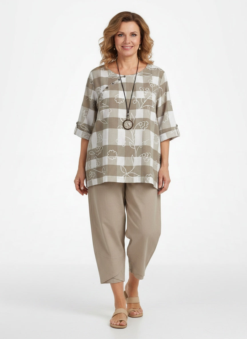 Full body view of the model wearing Ensemble d'été deux pièces à coupe confortable femme